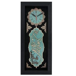 ساعة بتصميم إسلامي من الخشب المُطعَّم بآية “وَإِن يَكَادُ”