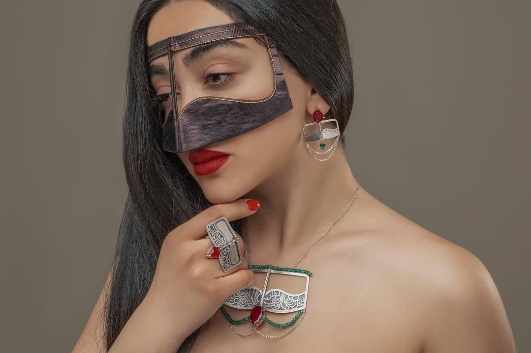 البرقع الخليجي يدوية الصنع - رمادي