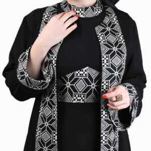 عباية أنيقة للنساء بقماش أسود ناعم