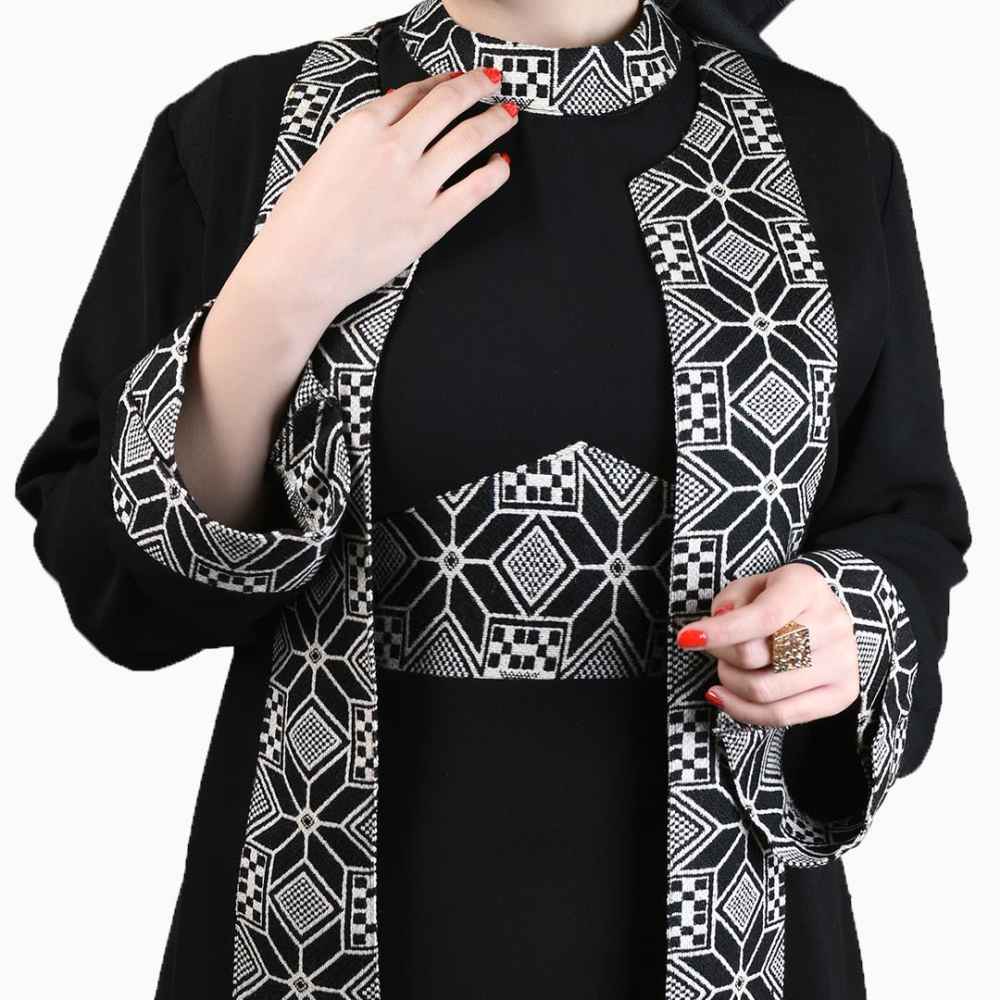 عباية أنيقة للنساء بقماش أسود ناعم