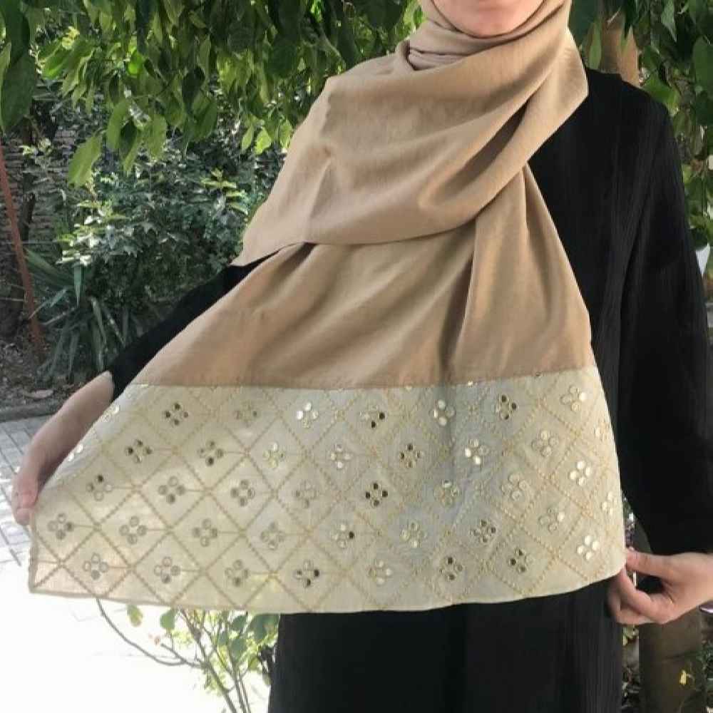 الوشاح المطرز بطراز بلوشي النموذج نرجس