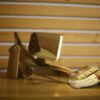 مصباح مكتب خشبي فريد مصنوع يدويًا وقابل للتعديل - كلب