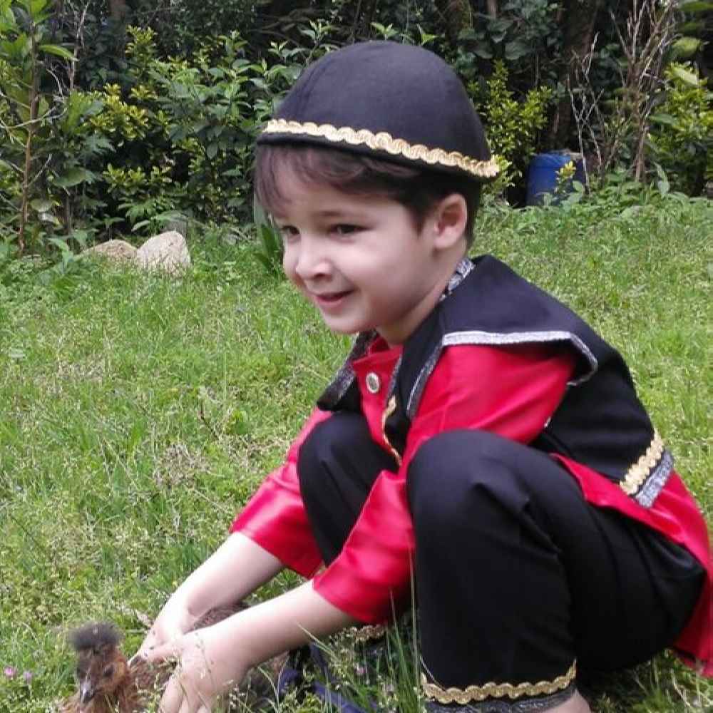 مجموعة الملابس التقليدية للأولاد الإيرانيين