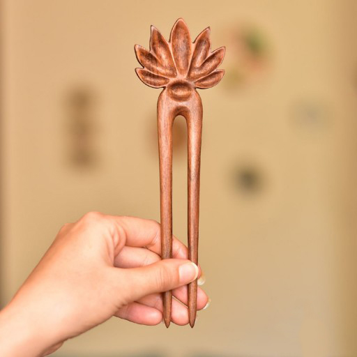 شوكة شعر خشبية مصنوعة يدويًا من مادة متينة بتصميم زهرة اللوتس بحجم كبير