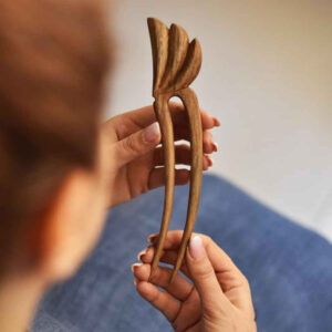 شوكة شعر خشبية مصنوعة يدويًا من مادة متينة بحجم كبير نيكا