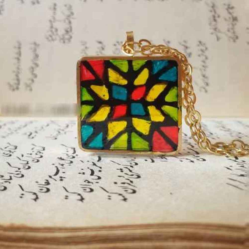 قلادة من الراتينج للنساء مصنوعة يدويًا – ملونة