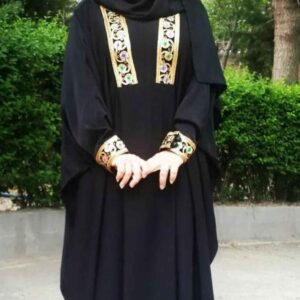 عباية تقليدية للنساء المسلمات بقماش الكريب الأسود الناعم