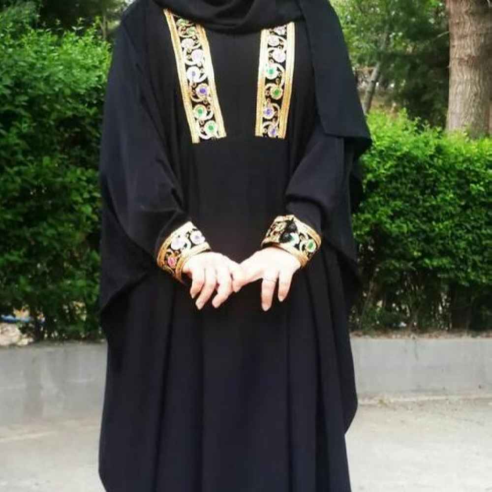 عباية تقليدية للنساء المسلمات بقماش الكريب الأسود الناعم