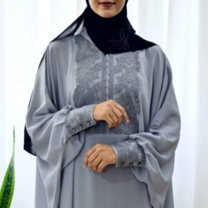 عباية الفراشة الأنيقة للنساء المسلمات – قماش كريب ناعم باللون الرمادي