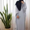 عباية الفراشة الأنيقة للنساء المسلمات – قماش كريب ناعم باللون الرمادي