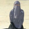 شال إسلامي مربع بلون رمادي داكن ونقاب نصف مجموعة للنساء