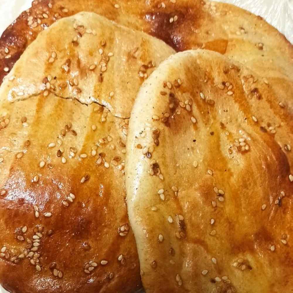خبز مجفف مخبوز في فرن الطين مع السمسم