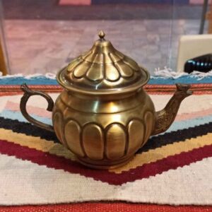 إبريق شاي نحاسي إيراني مصنوع يدوياً بتصميم محفور أنيق بخطوط