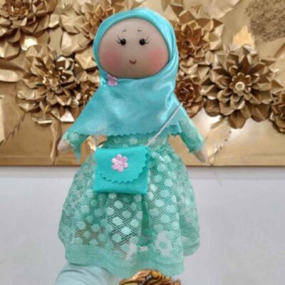 دمية قماشية بحجاب مسلم نموذج ريحانة مع حقيبة – مثالية للهدايا | لعبة إسلامية يدوية