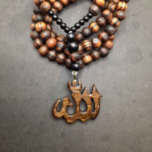 قلادة خشبية إسلامية مع تعليقة محفورة يدويًا باسم الله