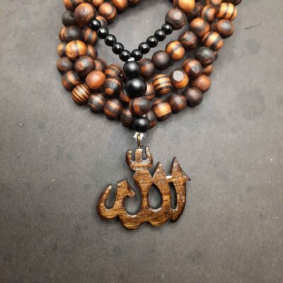 قلادة خشبية إسلامية مع تعليقة محفورة يدويًا باسم الله