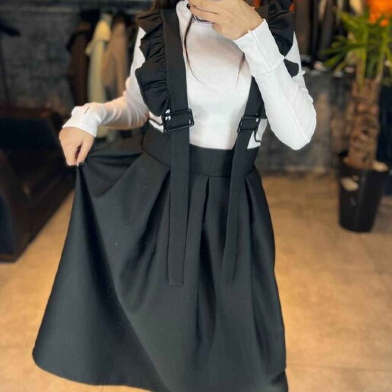 تنورة نسائية مع حمالات زي أنيق باللون الأسود