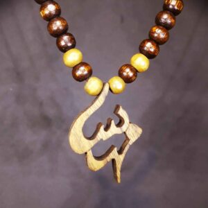 قلادة خشبية منحوتة مع اسم فارسي – يدوية الصنع – مهسا