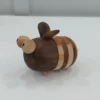 موزع أسنان خشبي بتصميم نحلة لتنسيق الطاولات