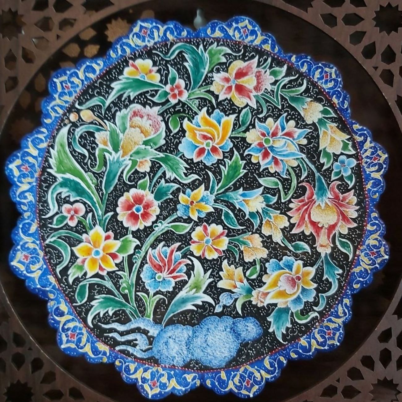 طبق نحاسي مزخرف بزخارف زهرية بأعمال المينا الإيراني