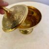 وعاء سكر من النحاس الأصفر مع غطاء مزخرف وقاعدة مرتفعة