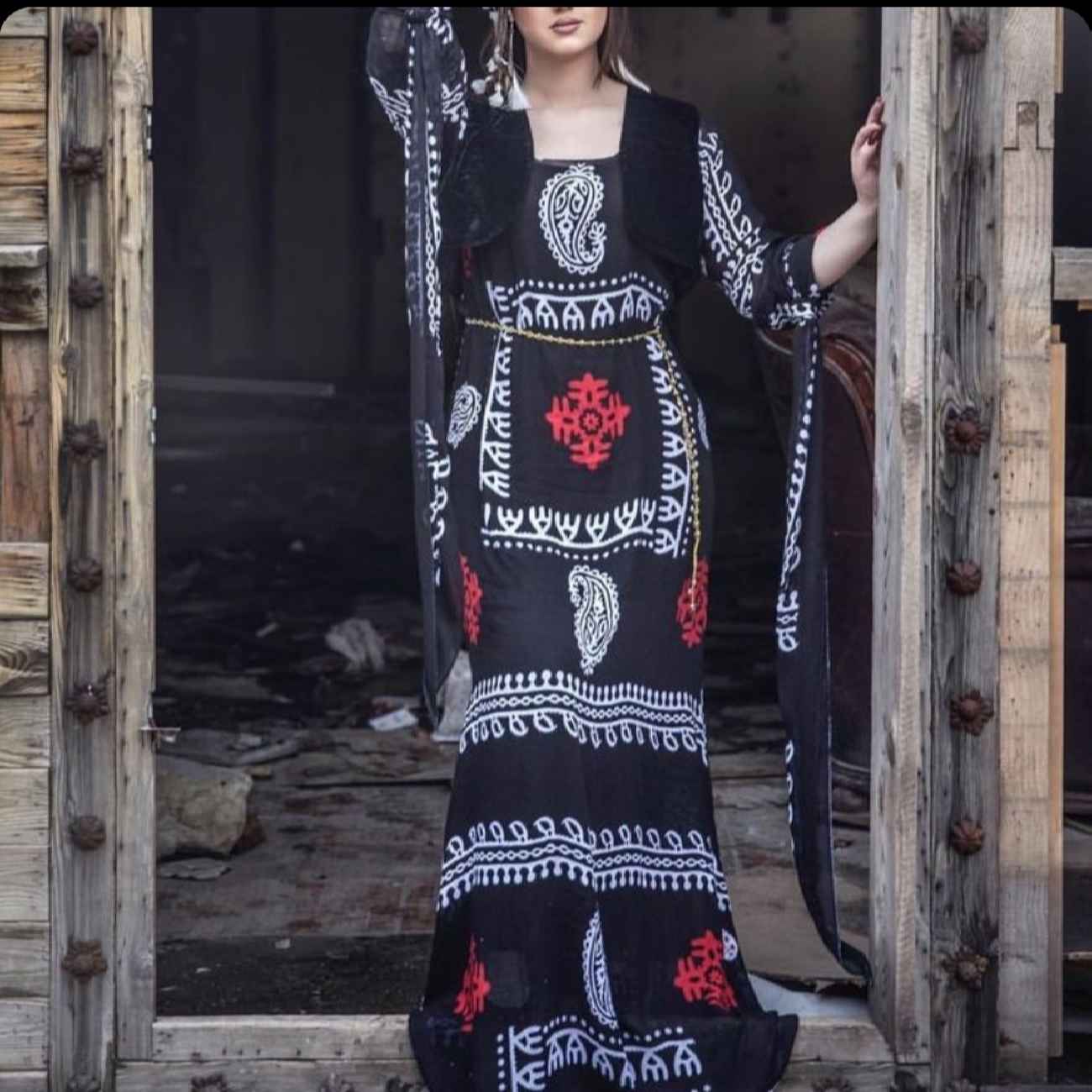 ملابس كردية إيرانية للنساء باللون الأسود