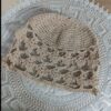 قبعة كروشيه - دافئة وعصرية، الإكسسوار الشتوي المثالي بلون الكريم