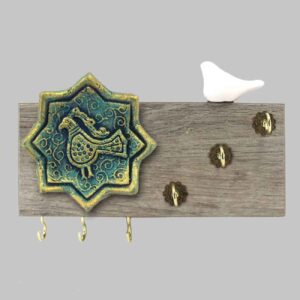 حامل مفاتيح جداري زخرفي لمنزل جميل ومنظم بتصميم بلاط وطائر
