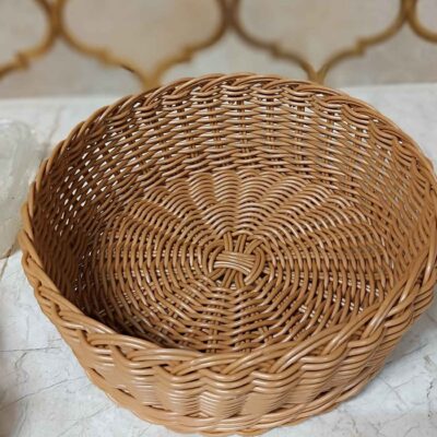 سلة منسوجة يدويًا من الخوص باللون البني بأسلوب ريفي – مثالية للتنظيم في المساحات الصغيرة