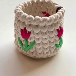 سلة كروشيه تريكوت بتصميم توليب باللون الكريمي – منظم مثالي