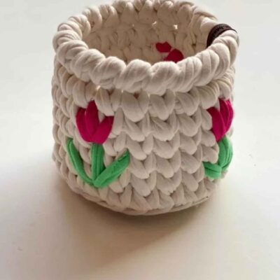 سلة كروشيه تريكوت بتصميم توليب باللون الكريمي – منظم مثالي