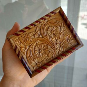 صندوق مجوهرات خشبي مزخرف – مثالي لتنظيم القلائد والخواتم والأقراط