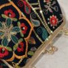 حقيبة يد رسمية من المخمل المطرز بتصميم زهري وأوراق شجر