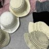 قبعة كروشيه - أنيقة وراقية، مثالية لأي موسم