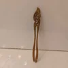 شوكة شعر للنساء مصنوعة يدويًا من خشب الجوز