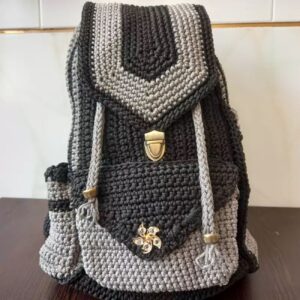 حقيبة ظهر كروشيه يدوية – أنيقة ومتينة باللون الرمادي