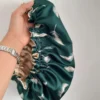قبعة النوم الساتانية الحريرية الفاخرة للنساء بتصميم ريش