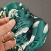 قبعة النوم الساتانية الحريرية الفاخرة للنساء بتصميم ريش