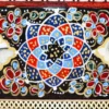 لوحة من النحاس المنقوش بتصميم طائر وزهور في إطار خاتمکاری