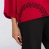 بلوزة نسائية بأكمام ثلاث أرباع – قصّة مريحة باللون الأحمر