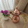 دلة - إبريق قهوة نحاسي لتحضير القهوة العربية والقهوة القطرية، مطلي من الداخل بالقصدير مع مقبض من النحاس