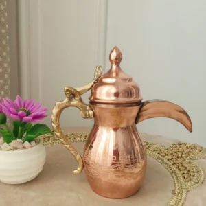 دلة – إبريق قهوة نحاسي لتحضير القهوة العربية والقهوة القطرية، مطلي من الداخل بالقصدير مع مقبض من النحاس