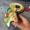 حامل شموع سيراميكي مزخرف بتصميم بيوت ملونة