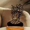 تمثال وجه امرأة مكعبية معدنيّة بتصميم مينيمالي