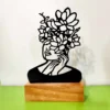 تمثال وجه امرأة مكعبية معدنيّة بتصميم مينيمالي