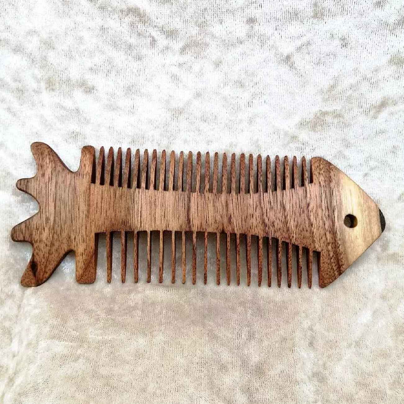 مشط خشبي ريفي محفور يدويًا مع تصميم معقد لسمكة