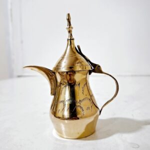 دلة قهوة نحاسية – مناسبة للقهوة العربية وتزيين الطاولة