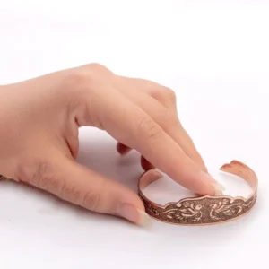 سوار نحاسي محفور بنقوش الطيور والزهور