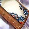 مرآة معلقة على الحائط مع حامل مفاتيح ورسمة زجاجية بارزة
