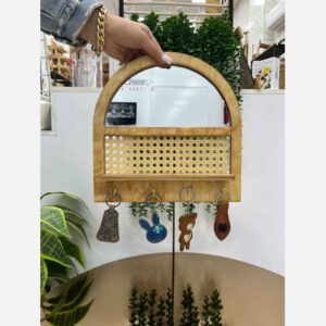 حامل مفاتيح خشبي مع تصميم مرآة معلقة على الحائط